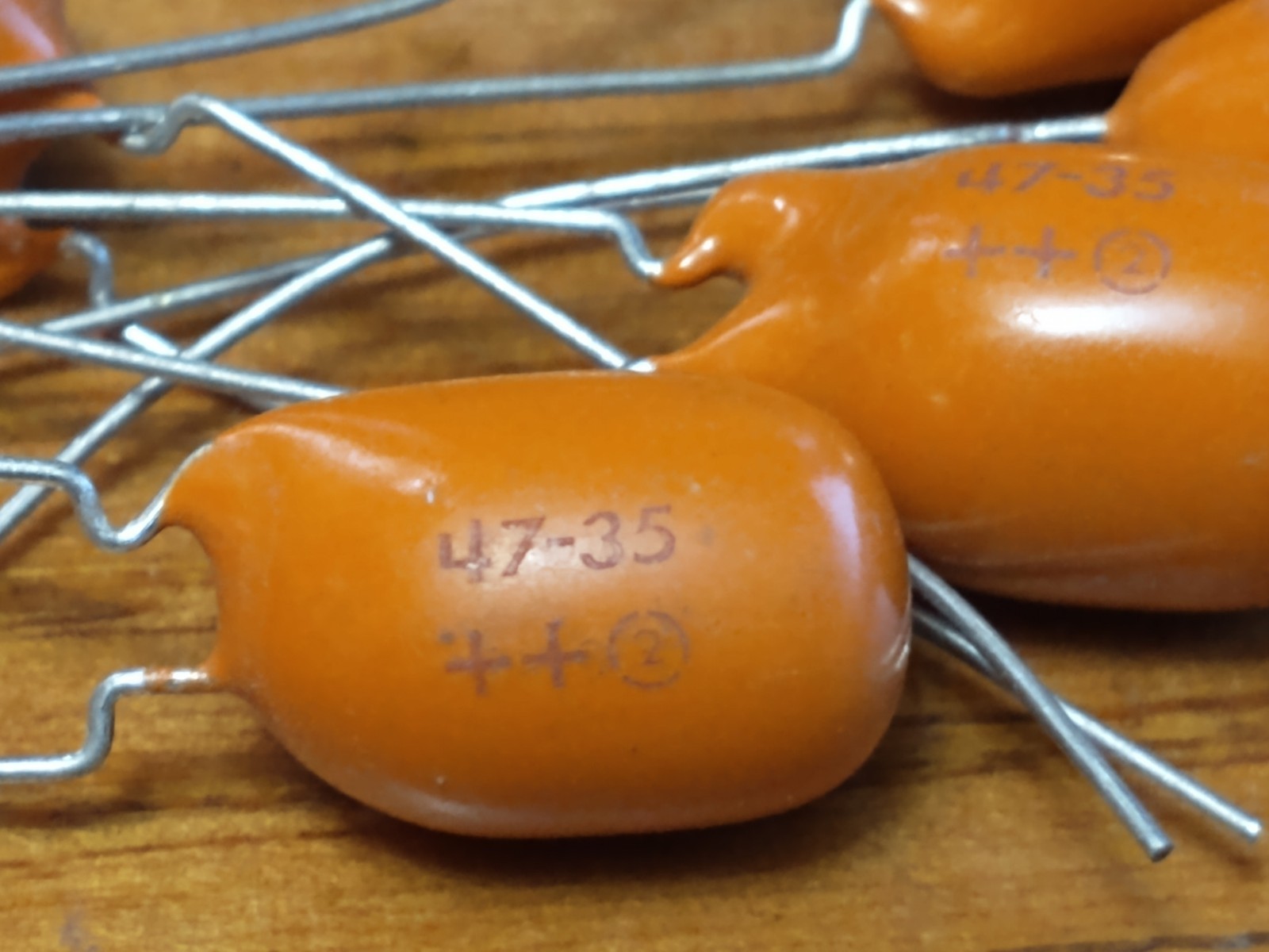 10 Sprague 47uF 35V Tantalum Capacitors Vintage Radial Dipped Orange NOS USA