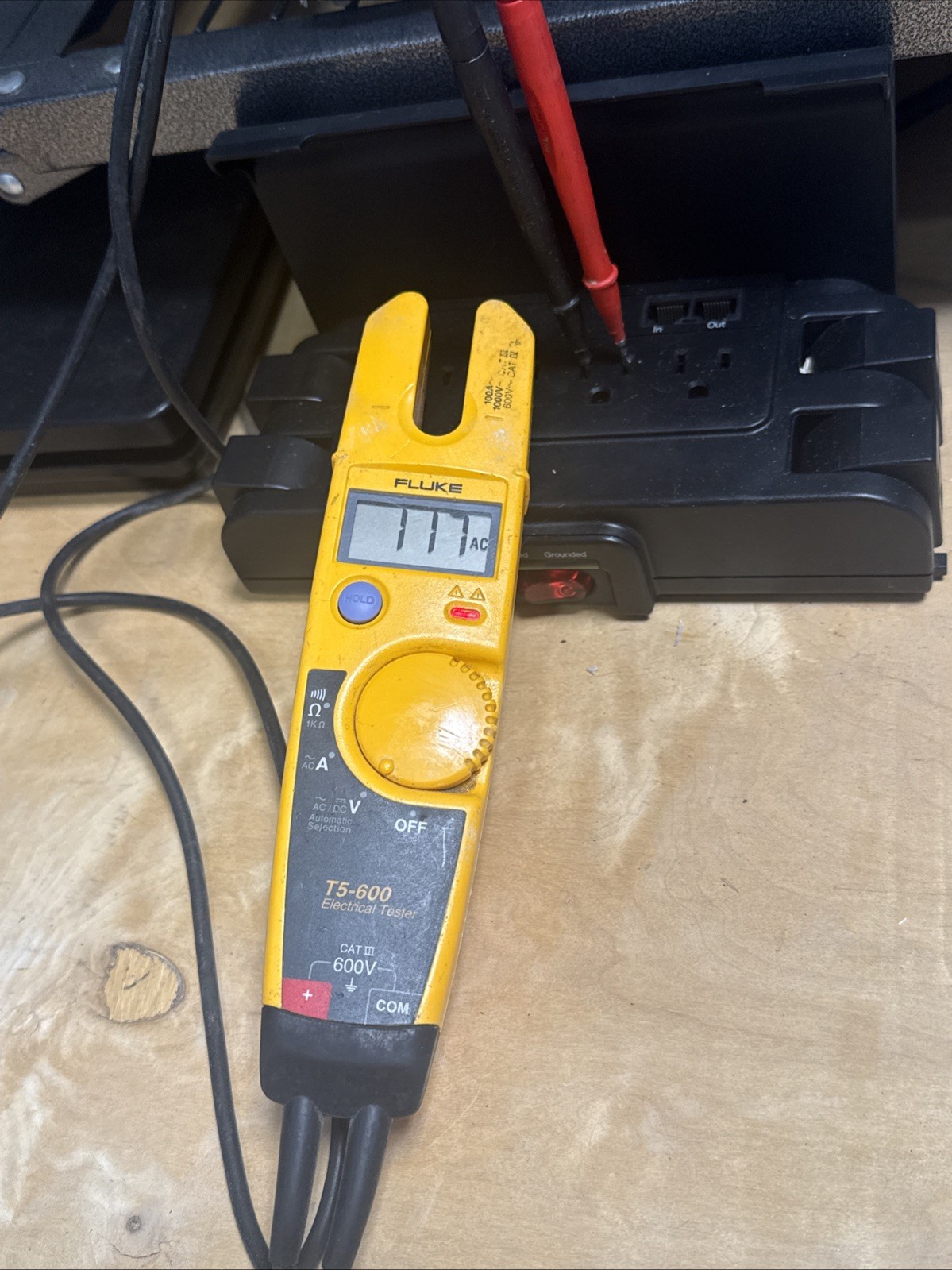 Fluke T5-600 Tester 1000V 600V Cat IV III AC DC Ohms 100A Leads Works automatic