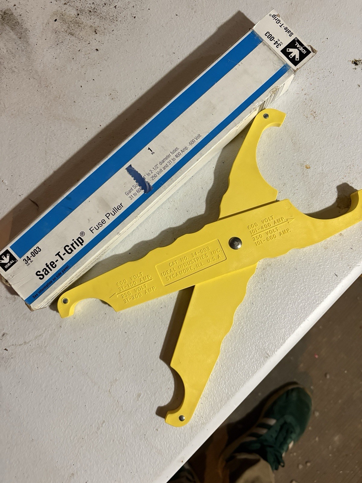IDEAL 34-003 Safe-T-Grip Fuse Puller 31-200 Amp 600V w/ Original Box IDEAL 34-003 Safe-T-Grip Fuse Puller 31-200 Amp 600V w/ Original Box