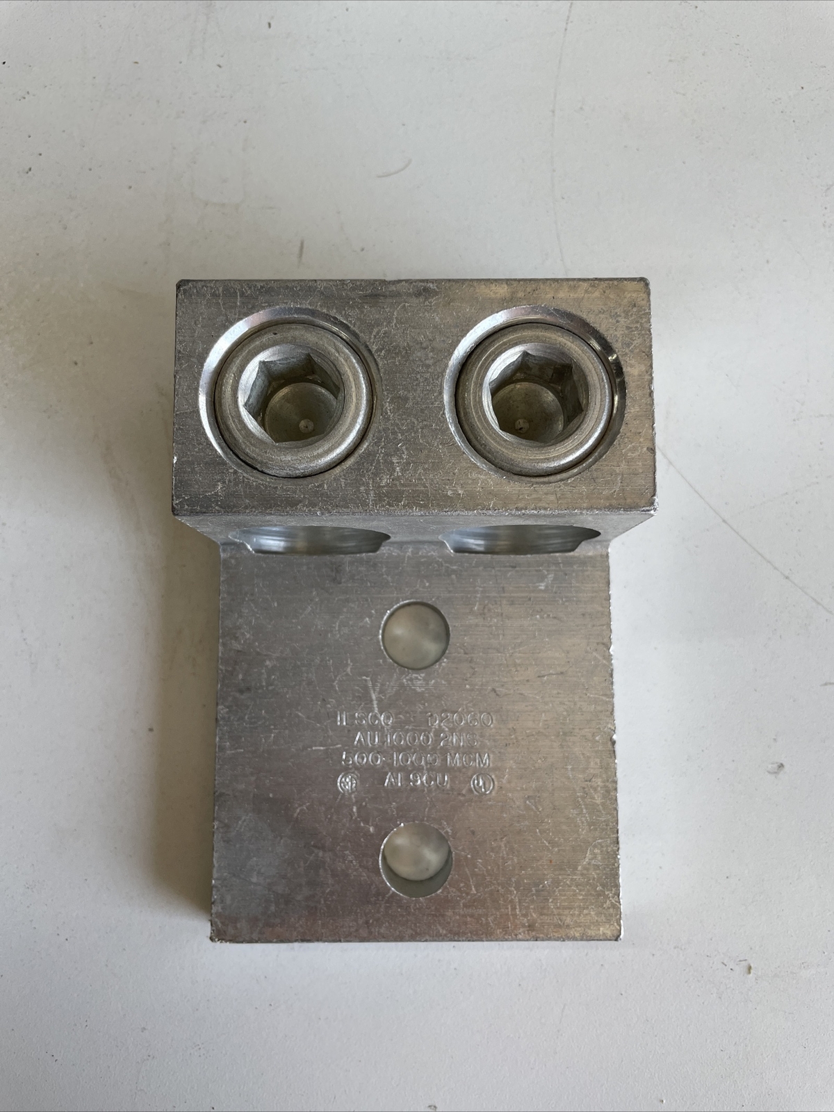 1) New no Box ILSCO AU1000 2NS 2 Hole Straight 2 Awg - 600 MCM Mechanical Lug