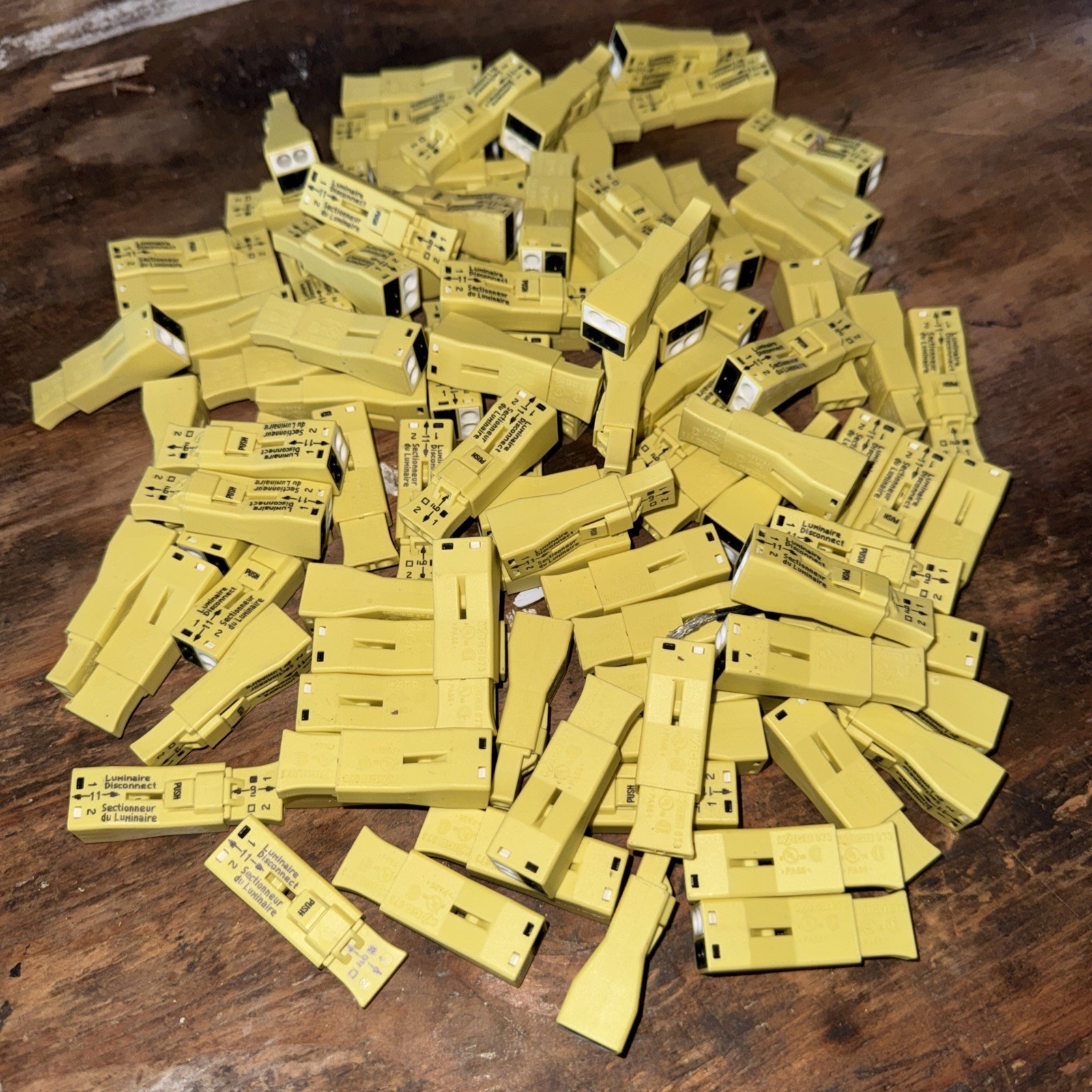 100 pcs Wago 873-902 Luminaire Lumi-Nuts Disconnects 100 pcs Wago 873-902 Luminaire Lumi-Nuts Disconnects