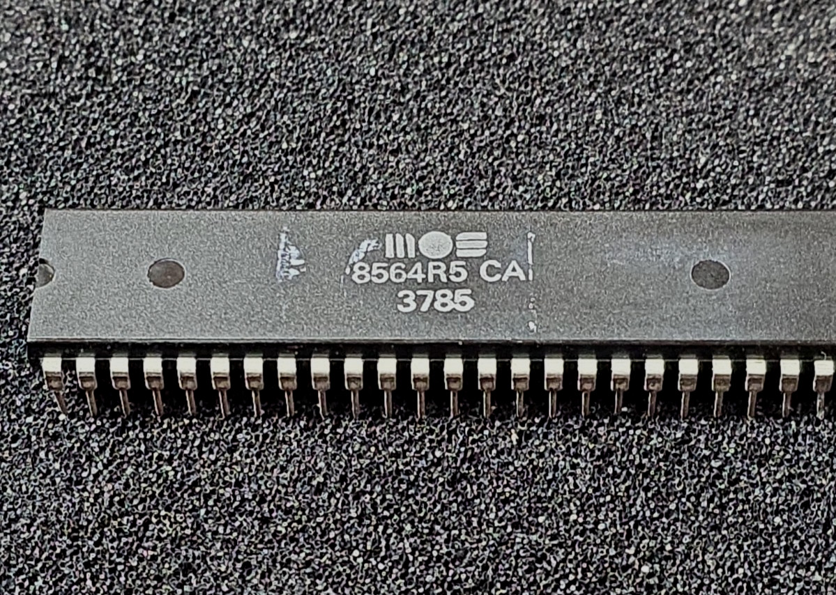 MOS 8564R5 CA VIC-IIe NTSC 40-Column Chip Commodore C128 Tested Working