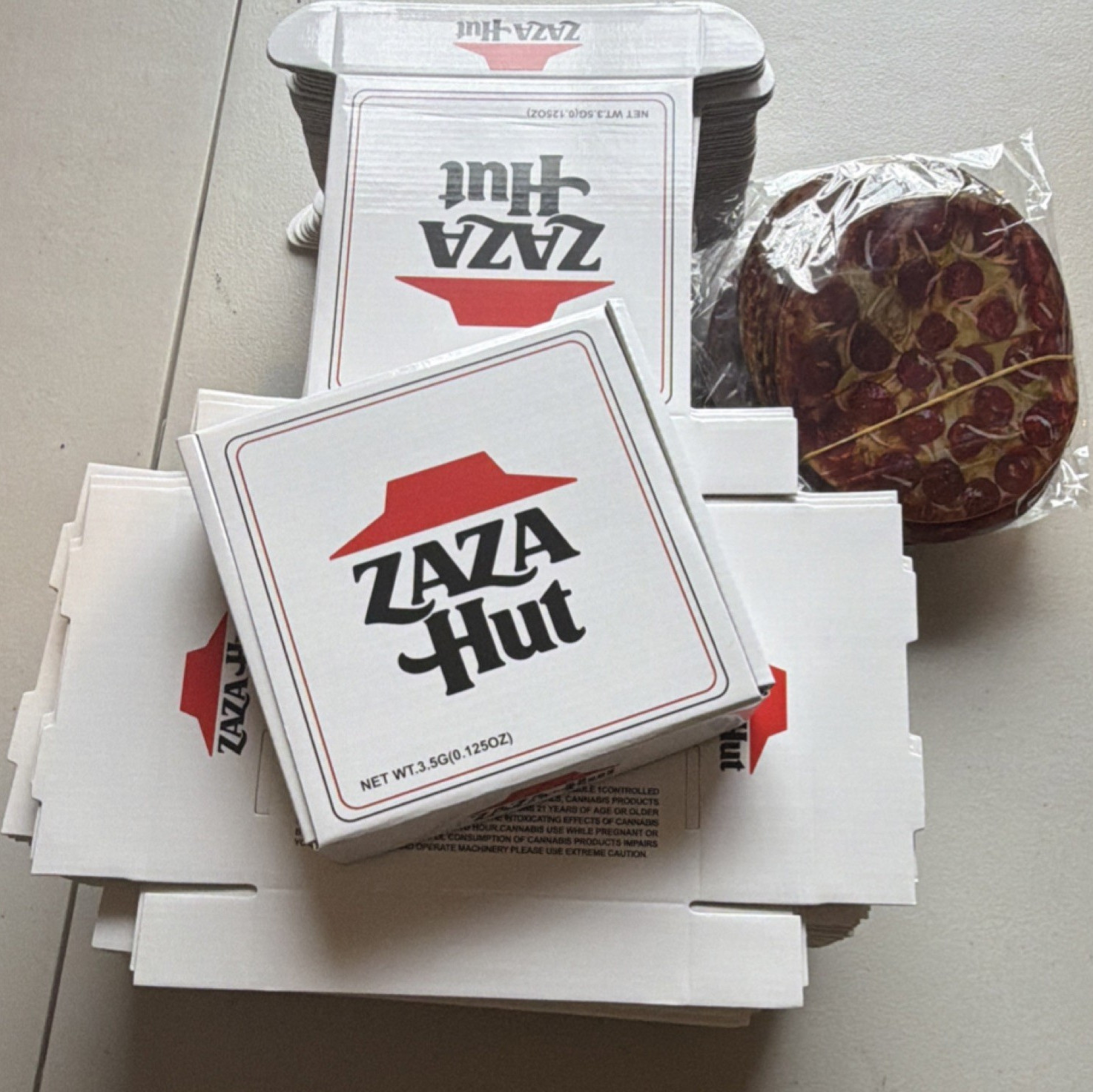 64 SETS - Zaza Hut Collectible Bag & Box combo Pizza Box 3.5 packaging 64 SETS - Zaza Hut Collectible Bag & Box combo Pizza Box 3.5 packaging