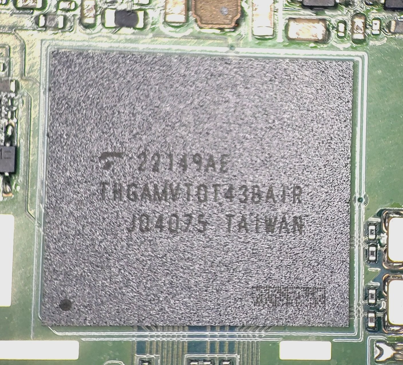 Made in Taiwan THGBMJG8C2LBAIL FLASH - NAND Memory IC 256Gbit eMMC 153-WFBGA Made in Taiwan THGBMJG8C2LBAIL FLASH - NAND Memory IC 256Gbit eMMC 153-WFBGA