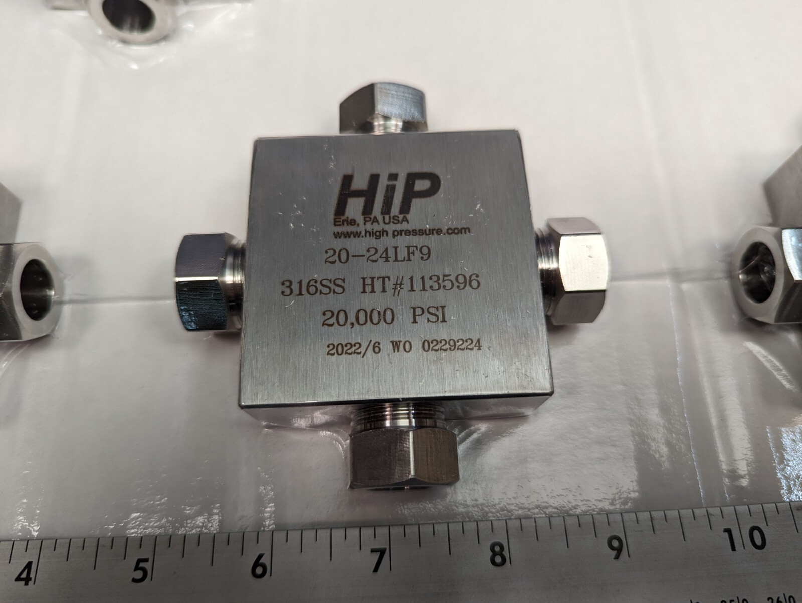 GRACO 2024LF9 HIP High Pressure Cross 316SS 20000 PSI 4 Ports 9/16\ GRACO 2024LF9 HIP High Pressure Cross 316SS 20000 PSI 4 Ports 9/16\