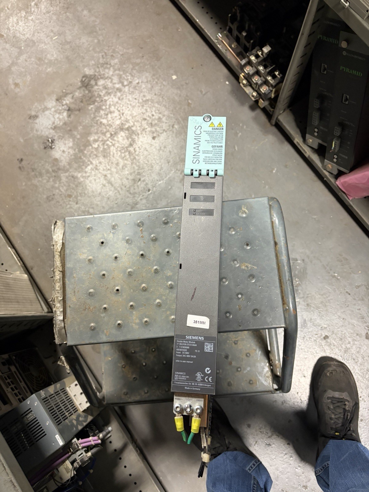 Siemens SINAMICS 6SL3120-2TE13-0AA4 Servo Drive Double Motor Module 3-Phase AC Siemens SINAMICS 6SL3120-2TE13-0AA4 Servo Drive Double Motor Module 3-Phase AC