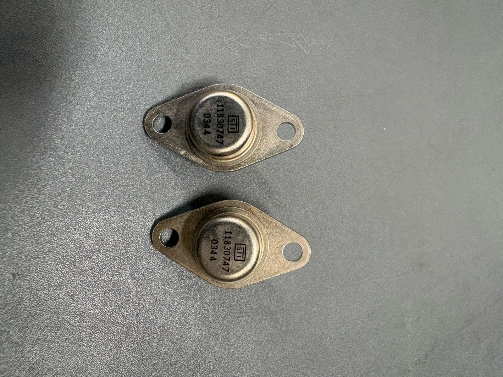 10x STMicroelectronics power transistors in TO-3 metal package. Marking: 1183 10x STMicroelectronics power transistors in TO-3 metal package. Marking: 1183