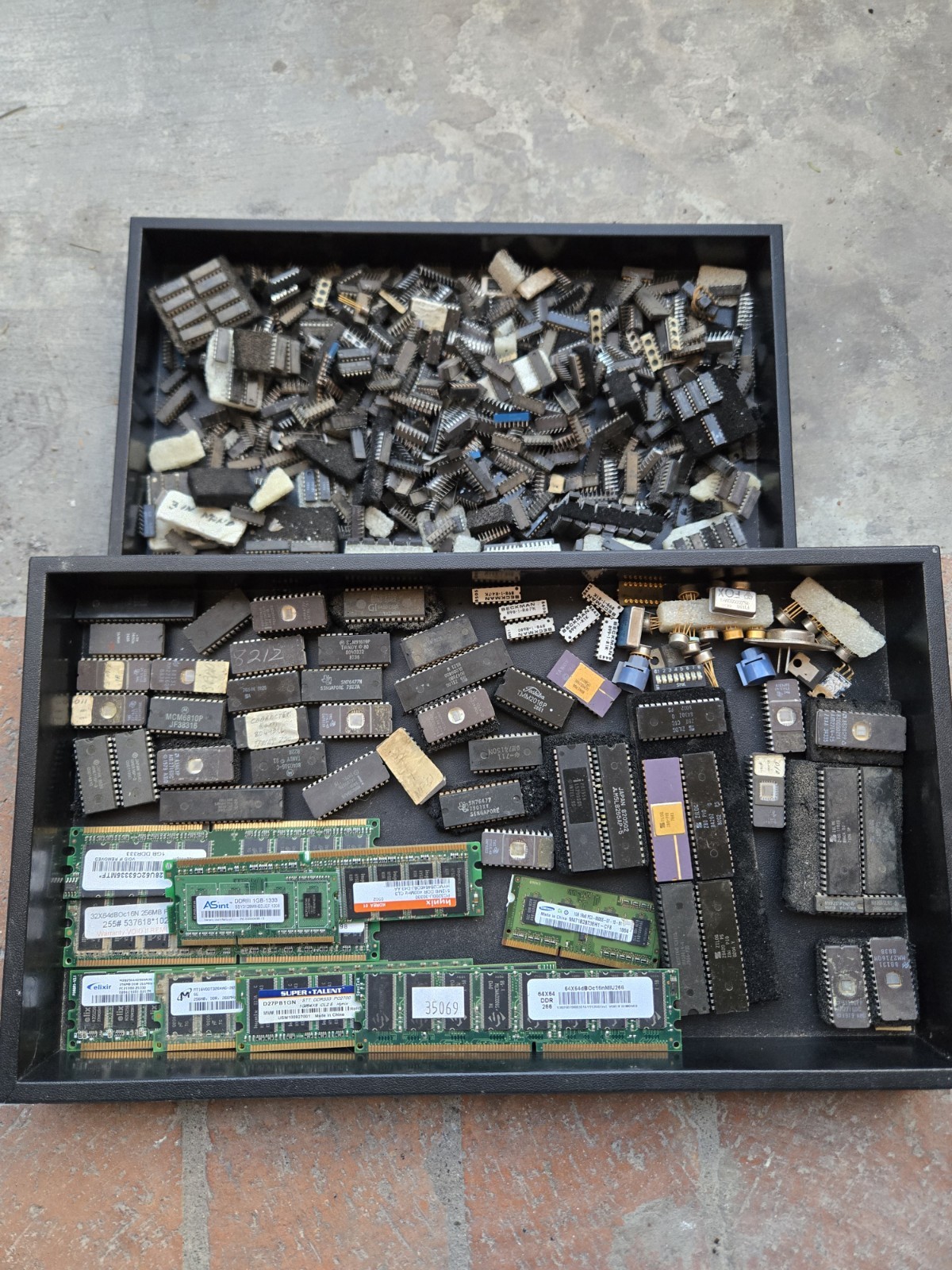 Huge Estate Vintage electronic components, integrated circuit chips, Ram Lot Huge Estate Vintage electronic components, integrated circuit chips, Ram Lot