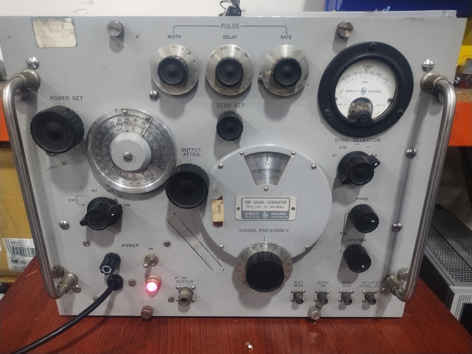 HP/ AGILENT Vintage 616B UHF SIGNAL GENERATOR HP/ AGILENT Vintage 616B UHF SIGNAL GENERATOR