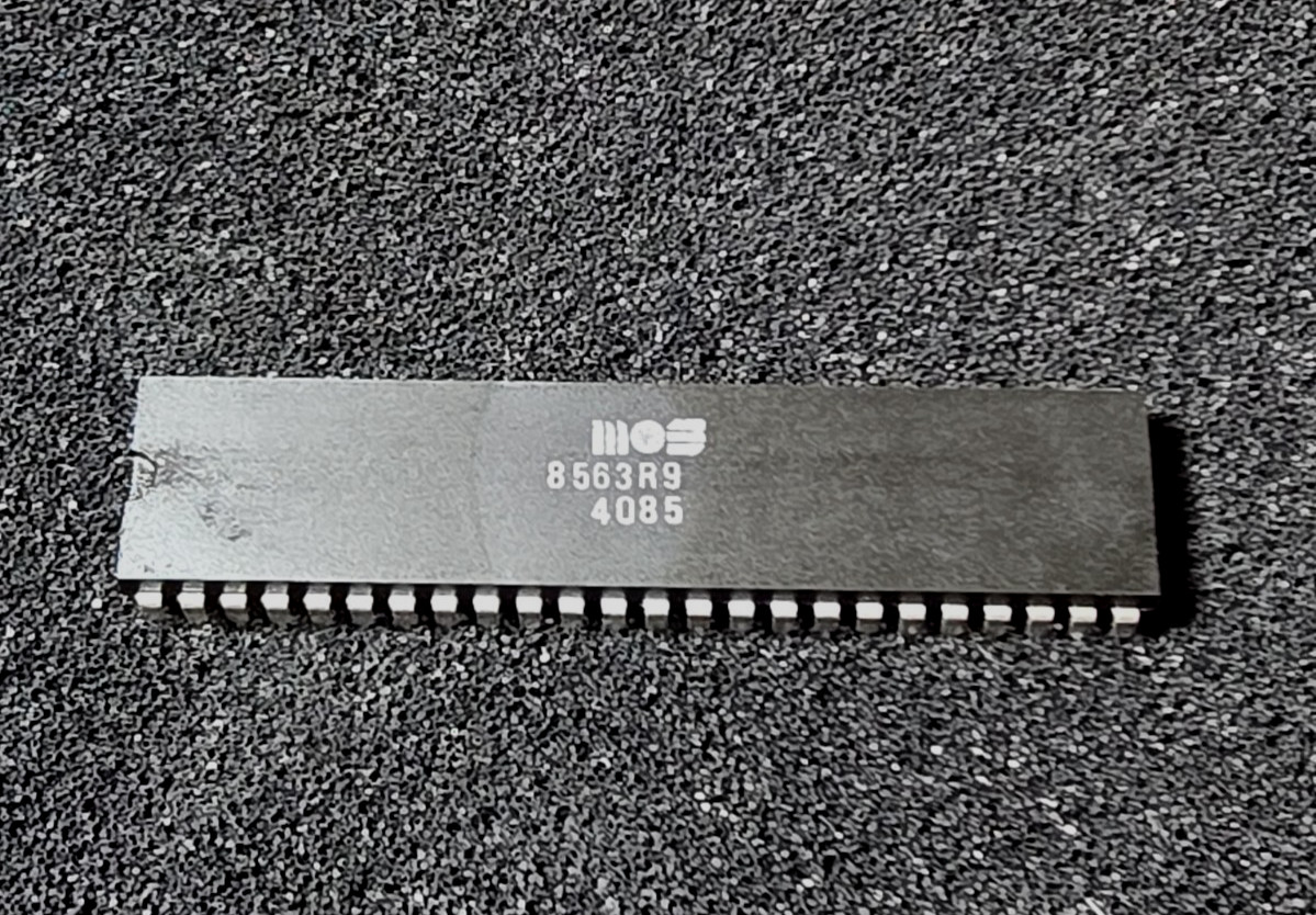 MOS 8563R9 VDC 80-Column RGBI Video Chip Commodore C128 C128D Tested Working MOS 8563R9 VDC 80-Column RGBI Video Chip Commodore C128 C128D Tested Working
