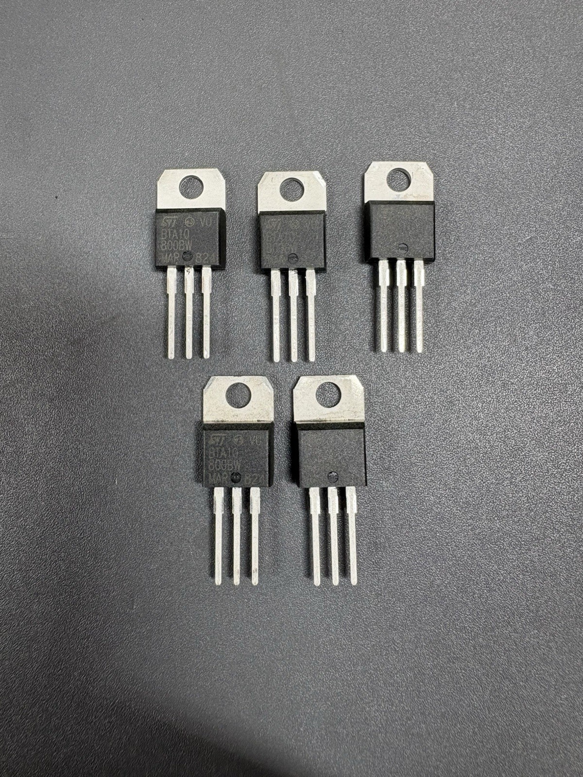 10x ST BTA10-800BW TRIAC 10A 800V TO-220AB STMicroelectronics NEW 10x ST BTA10-800BW TRIAC 10A 800V TO-220AB STMicroelectronics NEW