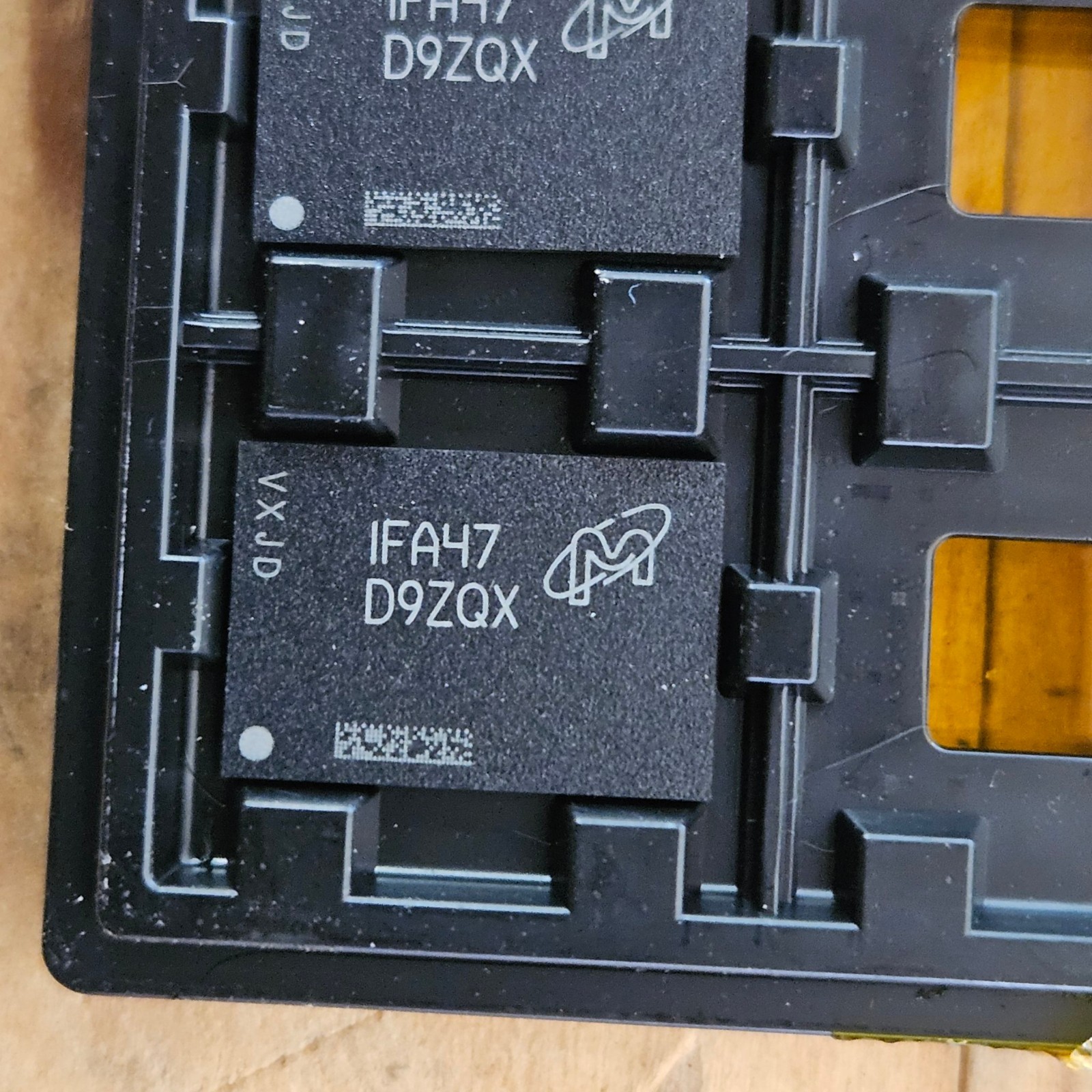 Micron D9ZQX MT53E1G32D2FW 4GB LPDDR4X 4266Mbps 200-Ball FBGA Memory IC Chip Micron D9ZQX MT53E1G32D2FW 4GB LPDDR4X 4266Mbps 200-Ball FBGA Memory IC Chip