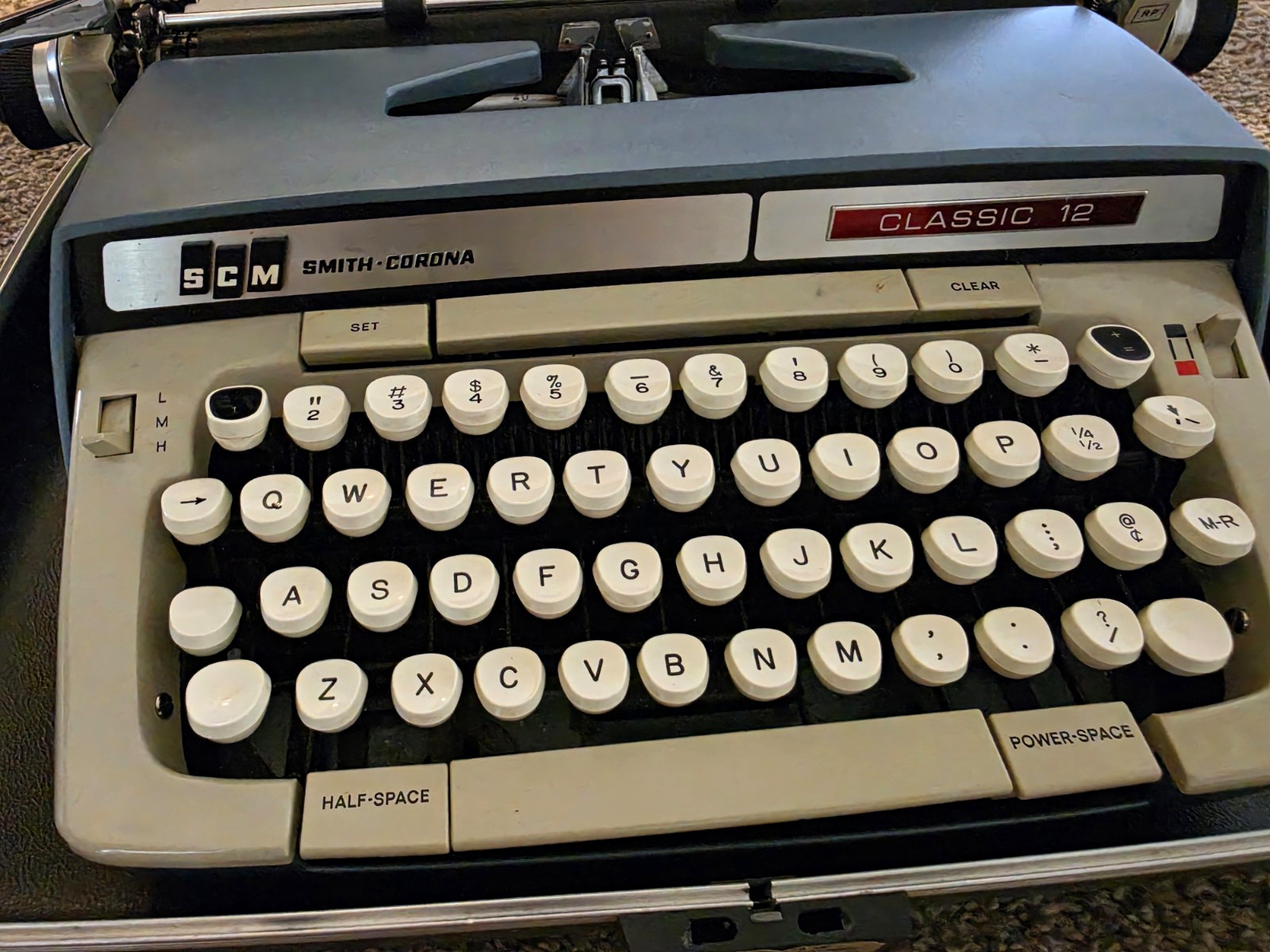Smith Corona Classic 12 SCM Portable Typewriter w/ Carrying Case Smith Corona Classic 12 SCM Portable Typewriter w/ Carrying Case