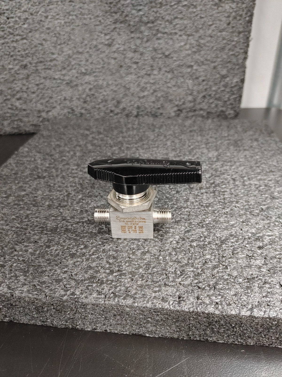 SWAGELOK SS-43GS4 Stainless Steel 1-Piece 40G Series Ball Valve SWAGELOK SS-43GS4 Stainless Steel 1-Piece 40G Series Ball Valve