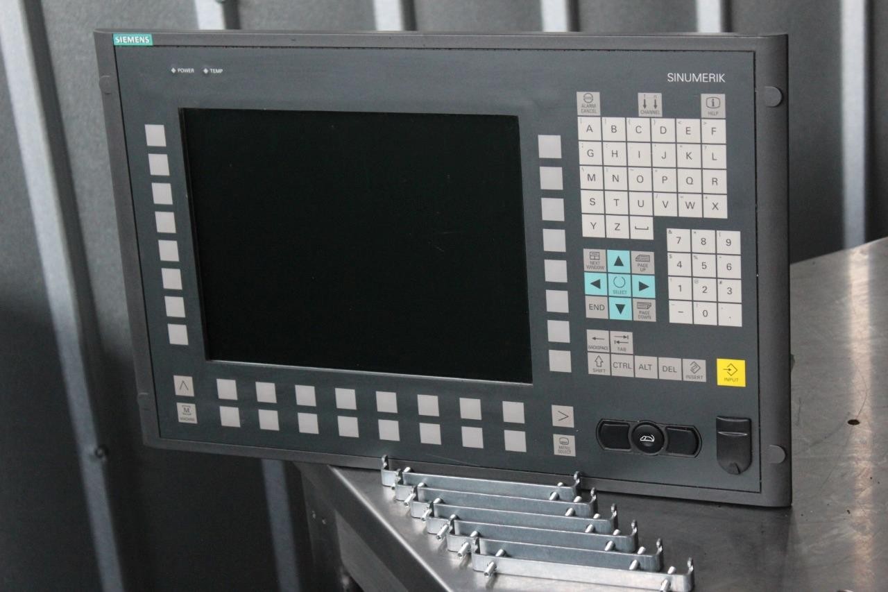 Siemens 6FC5203-0AF02-0AA1 Operator Panelfront + Enclosure Mount Brackets HMI