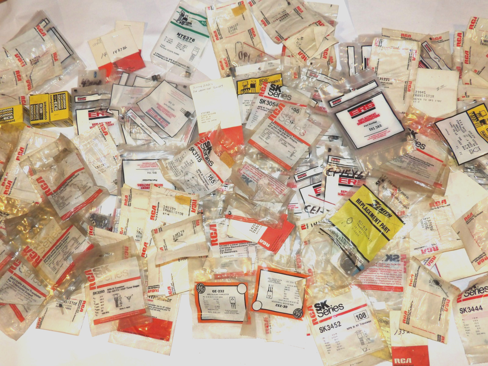 VINTAGE 1970s-80s UNUSED TRANSISTORS & DIODES IN PACKAGES 260+ MOSTLY RCA VINTAGE 1970s-80s UNUSED TRANSISTORS & DIODES IN PACKAGES 260+ MOSTLY RCA