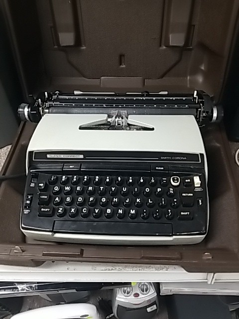 Super Correct Smith- Corona Typewriter W/case VGUC-FREE SHIPPING πππππππ Super Correct Smith- Corona Typewriter W/case VGUC-FREE SHIPPING πππππππ
