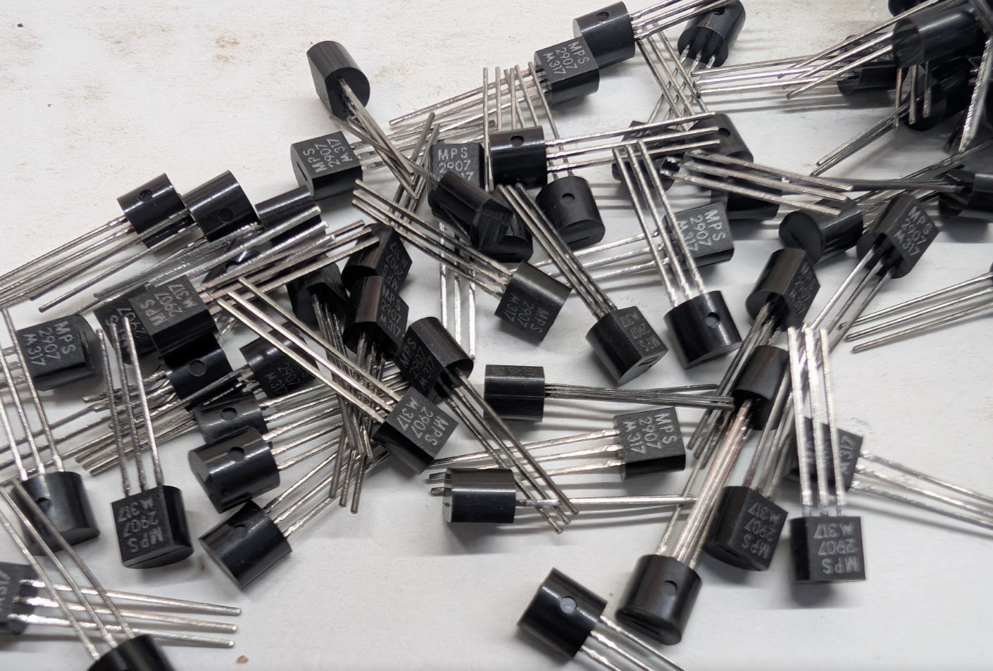 200x Motorola/ON MPS2907 PNP Transistors TO-92 M317 600mA Semi Spec NOS 200x Motorola/ON MPS2907 PNP Transistors TO-92 M317 600mA Semi Spec NOS