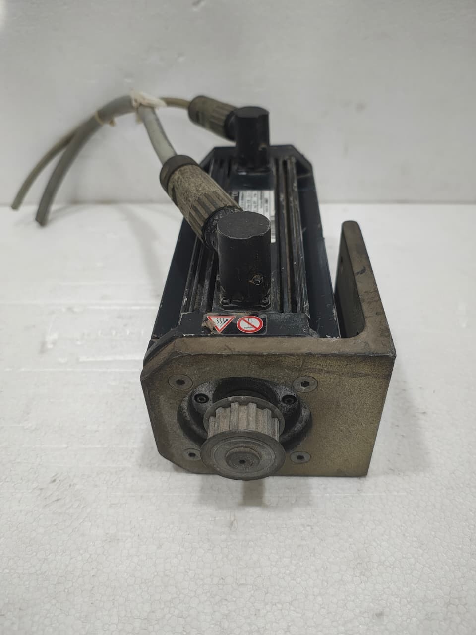 1PC Lenze MDSKARS056-22 Servo Motor 2.4A 0.8KW 1PC Lenze MDSKARS056-22 Servo Motor 2.4A 0.8KW