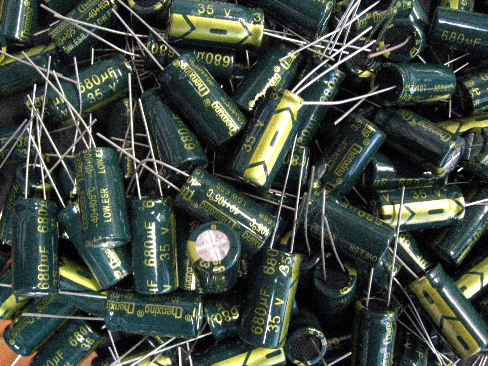 680uF 35V (100x) Electrolytic Capacitors 35V 680uF Volume 10x20mm 680uF 35V (100x) Electrolytic Capacitors 35V 680uF Volume 10x20mm