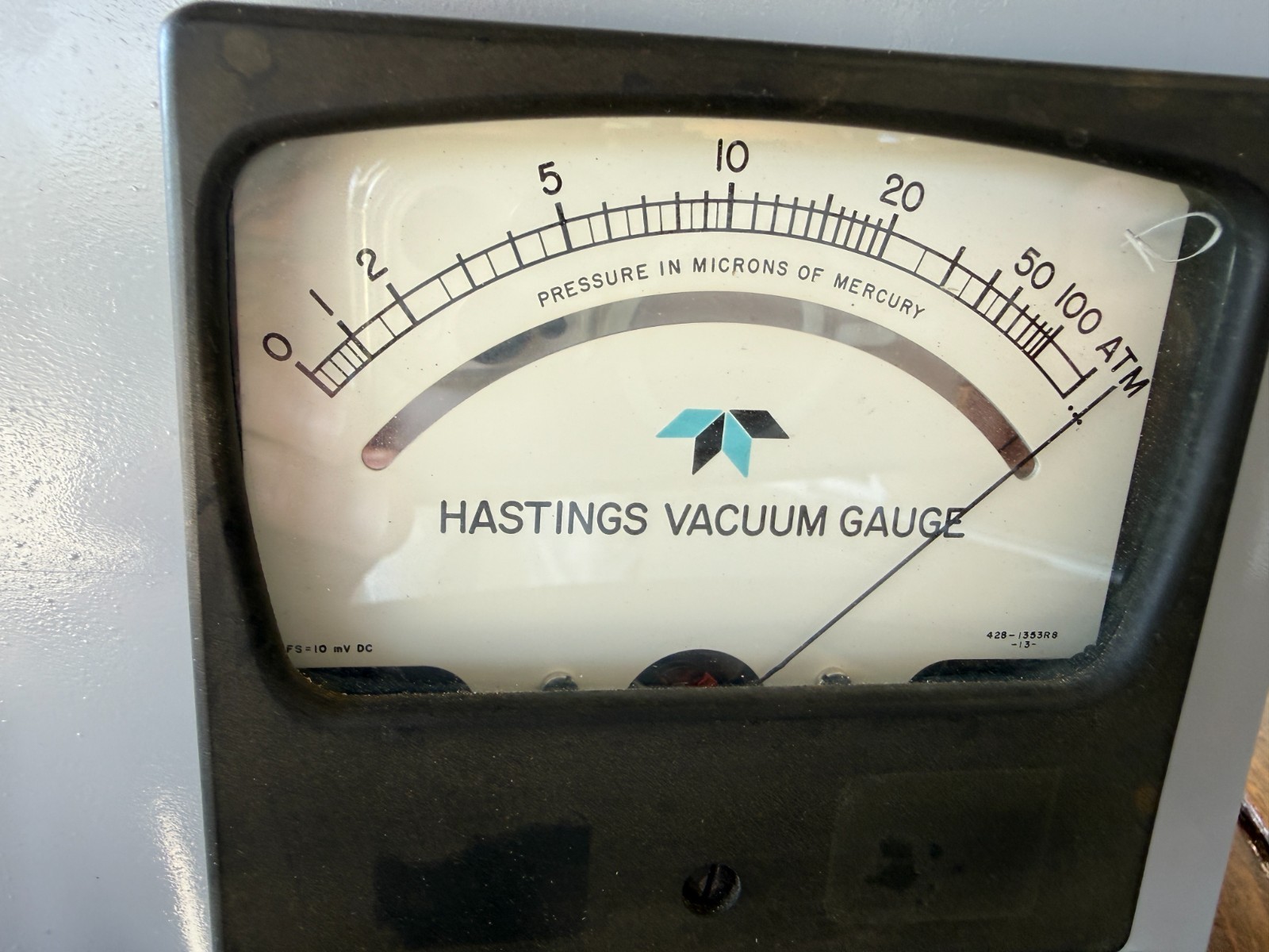 Teledyne Hastings VT 5 A Vacuum Gauge 0-100 mTor Teledyne Hastings VT 5 A Vacuum Gauge 0-100 mTor