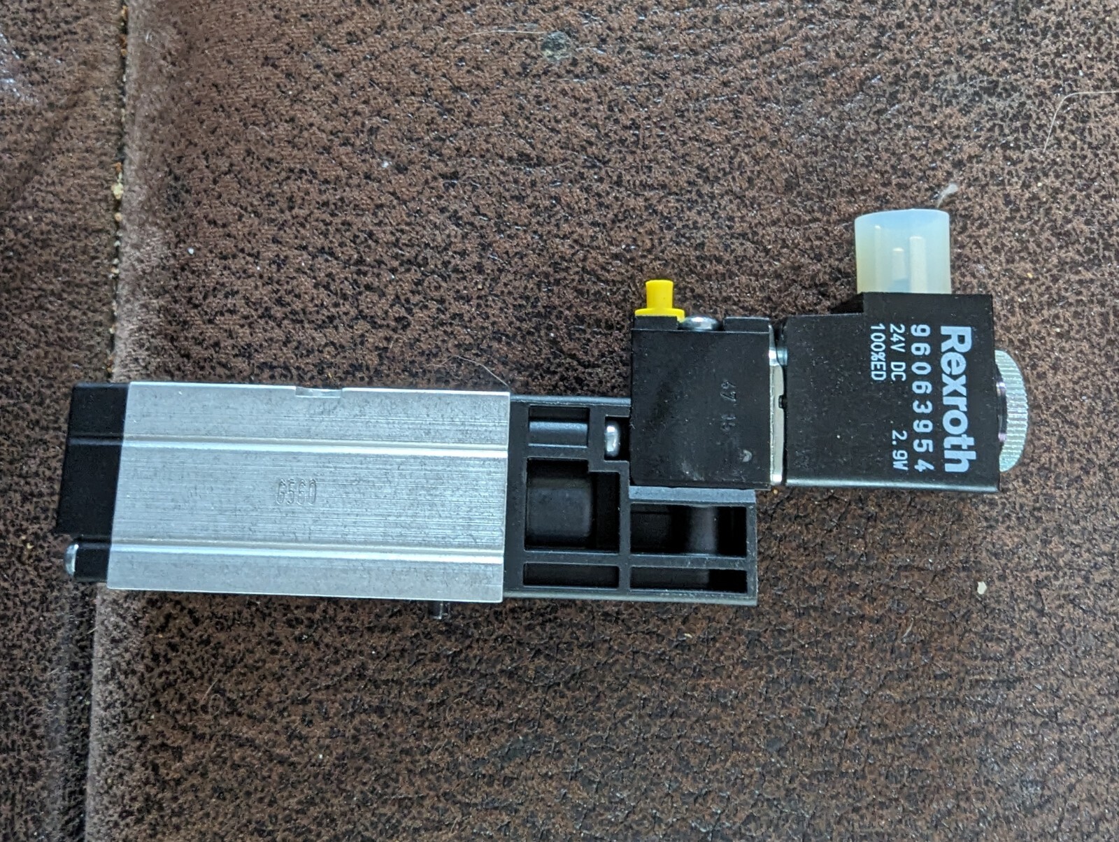 BOSCH-REXROTH Directional Control Valve 96063954 24v DC With 0820038955 Manifold BOSCH-REXROTH Directional Control Valve 96063954 24v DC With 0820038955 Manifold