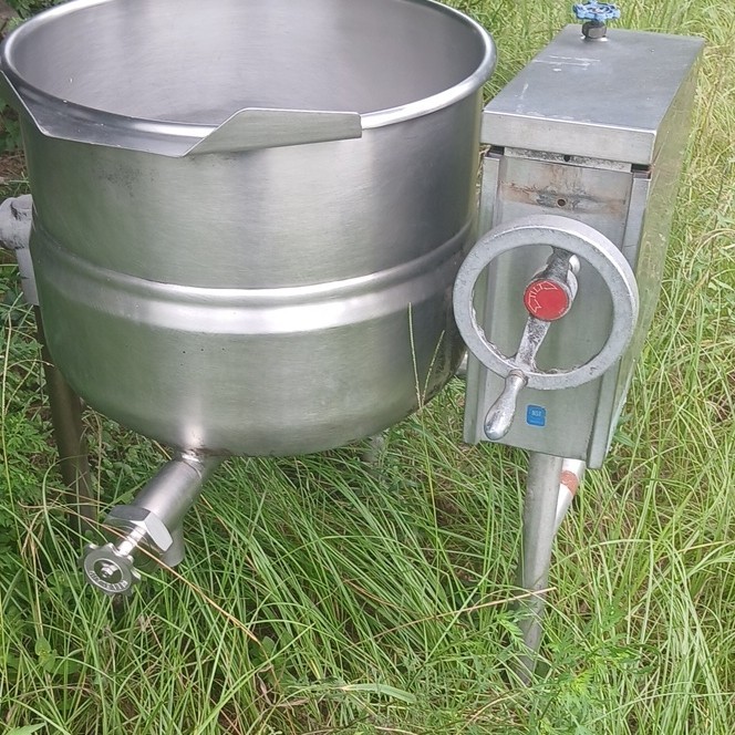 Cleveland VLT-20 20 Gallon Gas Tilting Steam Jacketed Kettle Floor Model Cleveland VLT-20 20 Gallon Gas Tilting Steam Jacketed Kettle Floor Model