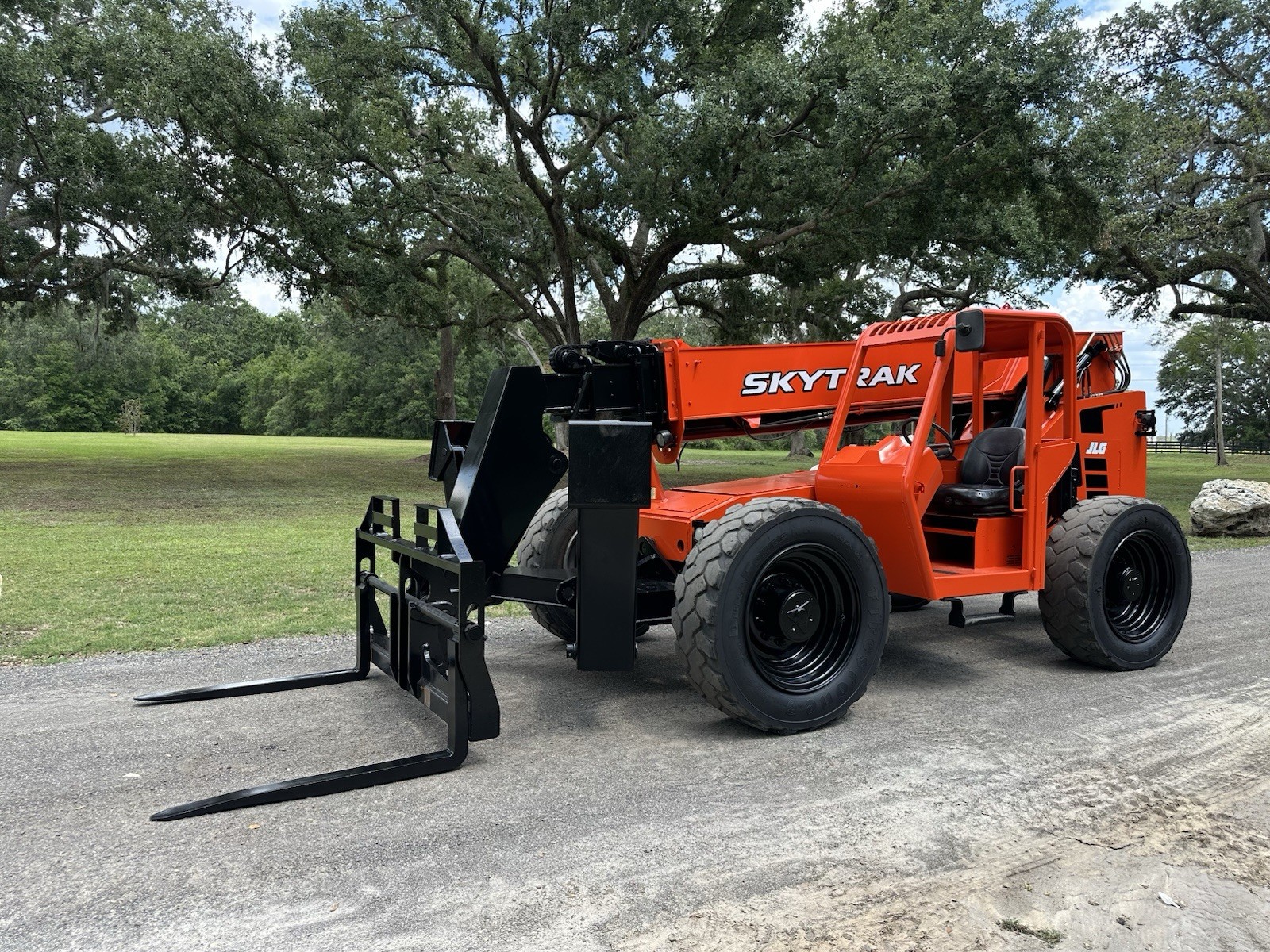 2016 JLG SKYTRAK 10054 TELEHANDLER - 10K LIFT CAPACITY - OUTRIGGERS - 55FT REACH 2016 JLG SKYTRAK 10054 TELEHANDLER - 10K LIFT CAPACITY - OUTRIGGERS - 55FT REACH