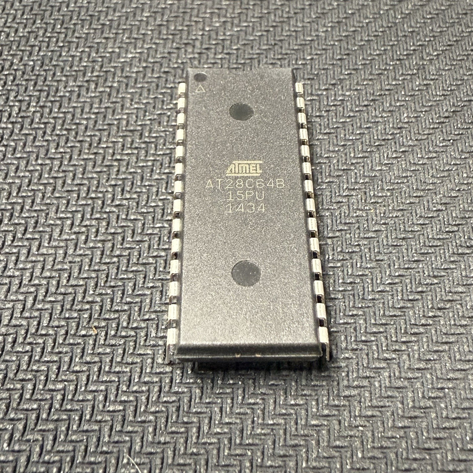 (1 Piece) Authentic Atmel AT28C64B 64K (8K x 8) EEPROM 28 Pin DIP New (1 Piece) Authentic Atmel AT28C64B 64K (8K x 8) EEPROM 28 Pin DIP New