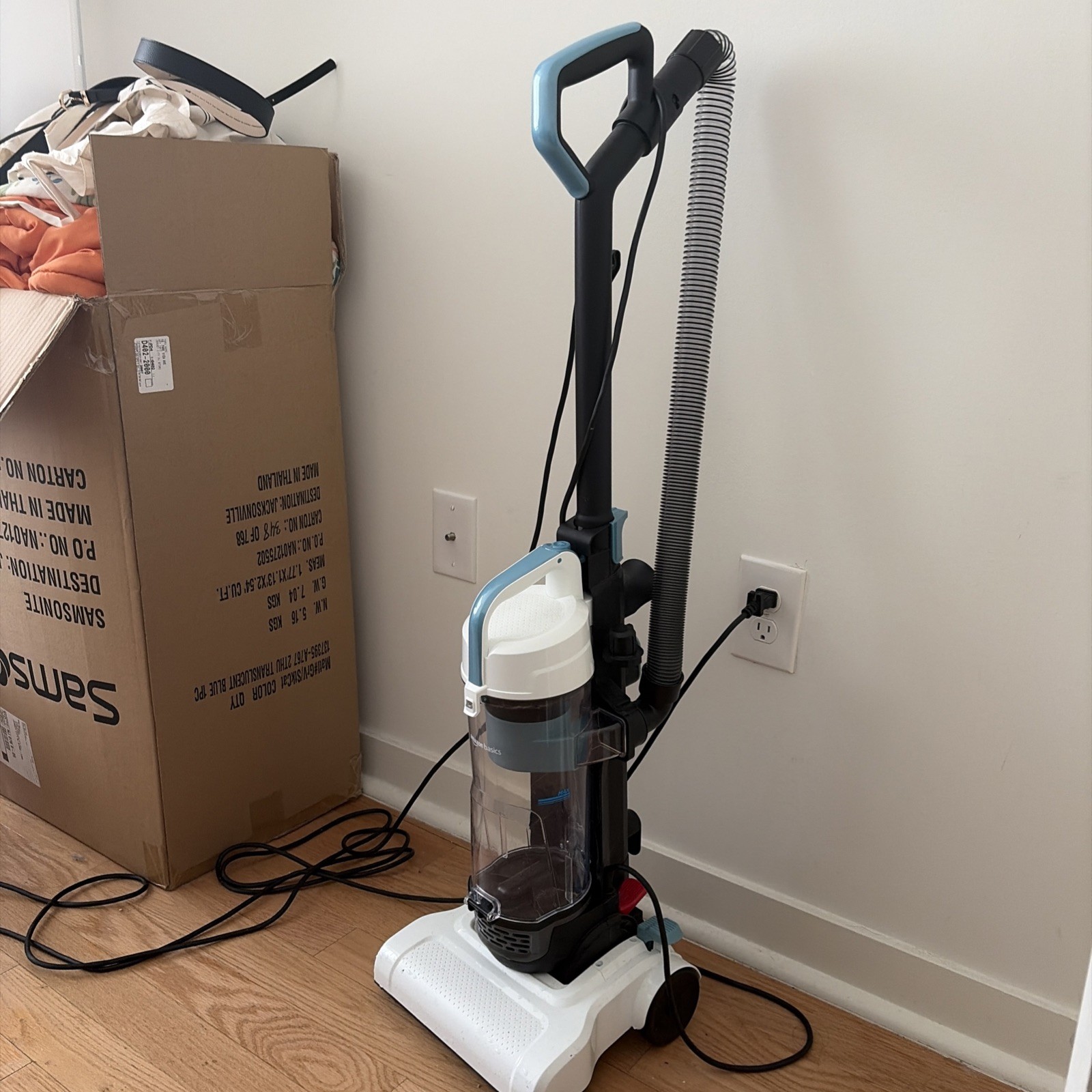 Amazon Basics Upright Bagless Vacuum Cleaner 720W 1.7L Light Excellent Condition Amazon Basics Upright Bagless Vacuum Cleaner 720W 1.7L Light Excellent Condition
