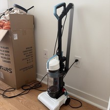 Amazon Basics Upright Bagless Vacuum Cleaner 720W 1.7L Light Excellent Condition picture