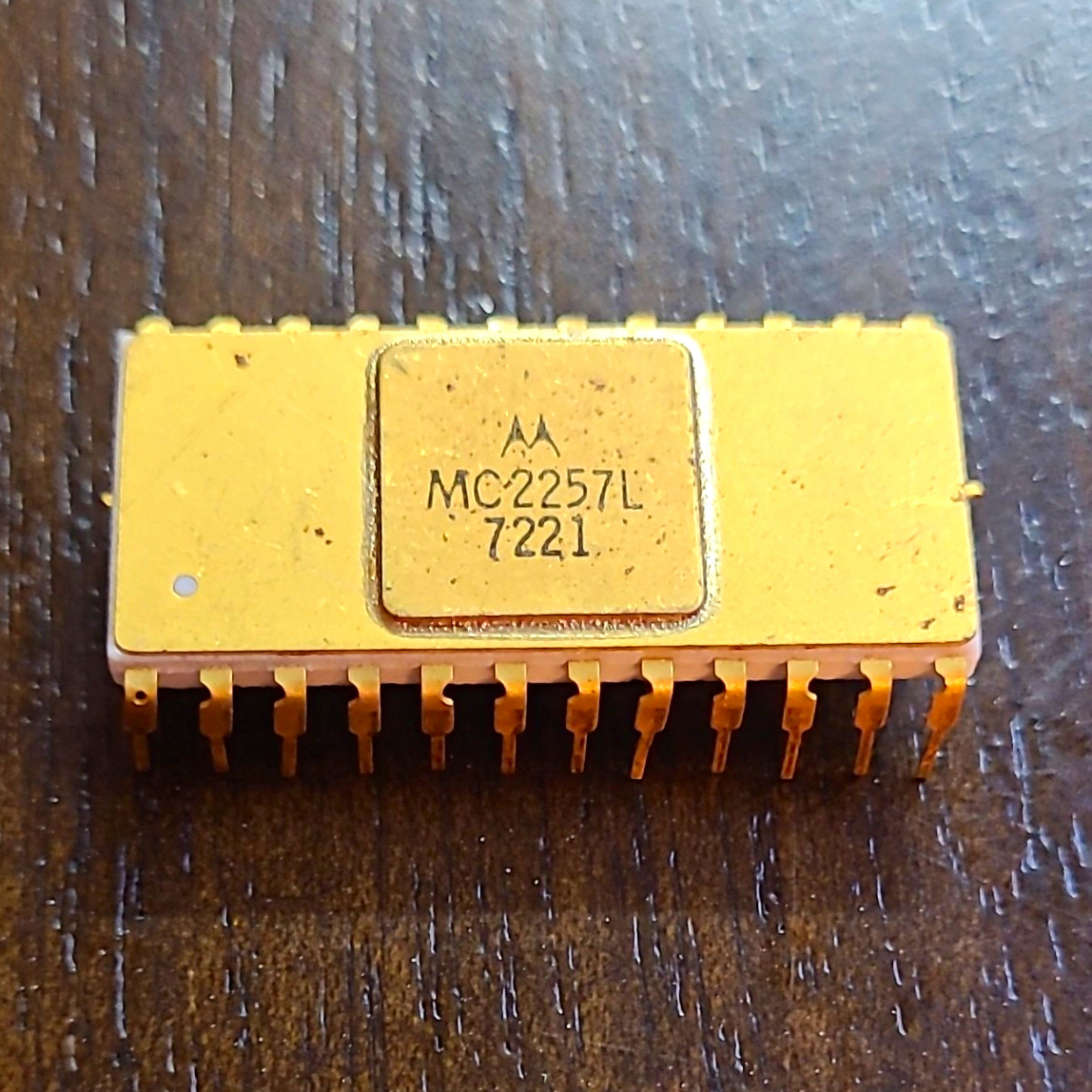 Motorola MC2257L Gold Cap vintage collectable chip ALL LEGS INTACT (BO) Motorola MC2257L Gold Cap vintage collectable chip ALL LEGS INTACT (BO)