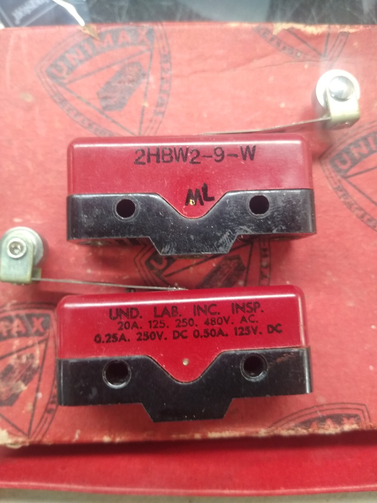 Vintage NOS Unimax Switch 2HBW-2-9-W Und Lab With Roller Lever installed 10pcs Vintage NOS Unimax Switch 2HBW-2-9-W Und Lab With Roller Lever installed 10pcs
