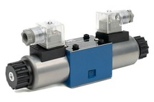 D03 Solenoid Directional Valve 12 VDC DIN 4 Way 3 Pos Closed 21 GPM 2.5 Amp picture