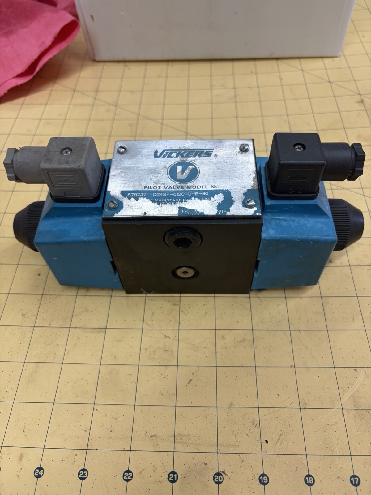 Vickers DG4S4-012C-U-B-60 Solenoid Valve 3-Position, Double Solenoid, 110v Vickers DG4S4-012C-U-B-60 Solenoid Valve 3-Position, Double Solenoid, 110v
